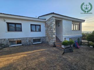 Xalet a San Agustín de Guadalix. Chalet independiente con parcela de 1.000 m2 y piscina privada.