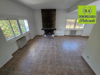 Chalet à Pedrezuela. Encantadora parcela de oportunidad con piscina privada