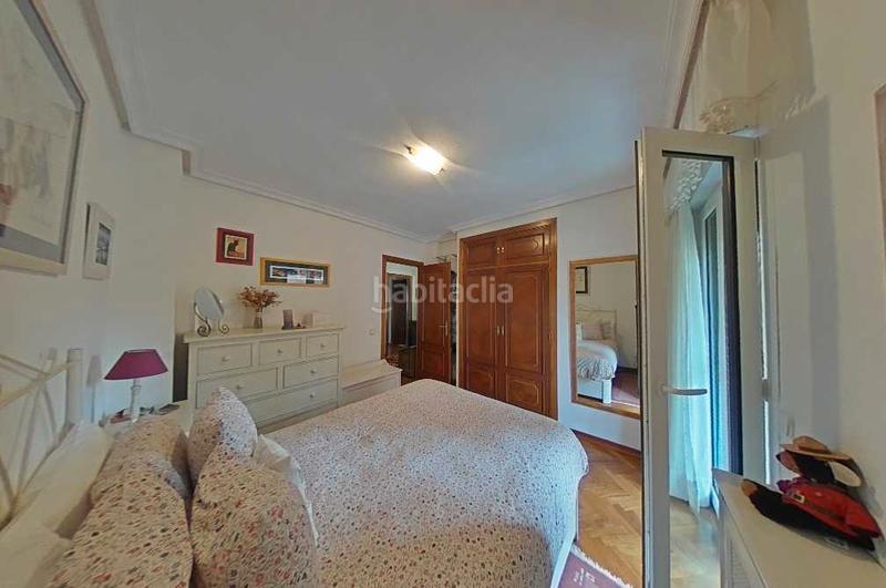 Foto 0e1a0012-3758-4208-b303-6a9245f1fbf5. Semi detached house with fireplace heating parking pool in Pozuelo de Alarcón