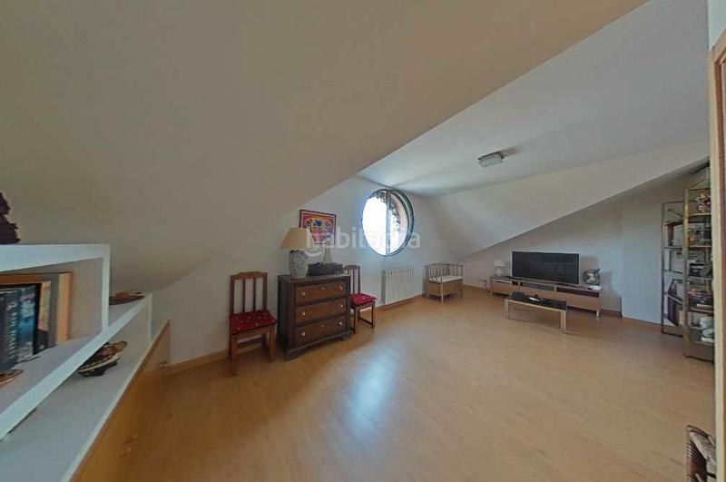 Foto b5ae6b30-82d6-44b5-83b0-9f37a0cfece0. Semi detached house with fireplace heating parking pool in Pozuelo de Alarcón