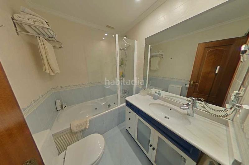 Foto fbe924cd-616f-4b64-8256-27bb881d2d30. Semi detached house with fireplace heating parking pool in Pozuelo de Alarcón