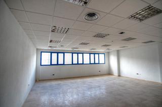 Rent Office space in Avenida carlos sainz 3. Oficina luminosa en alquiler en ciudad del automóvil