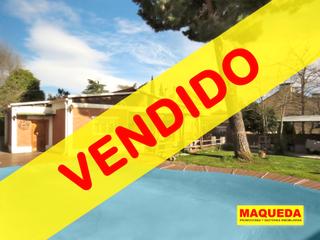 Xalet en Carretera del Planto. Chalet independiente con piscina en venta en majadahonda