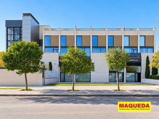 Loft in Avenida de leganés 54. Loft con jardín, garaje y trastero junto a metro puerta del sur.