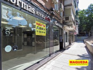 Lloguer Local Comercial a Calle de los cantos s/n. Local amplio y con escaparates frente a mercadona de los cantos