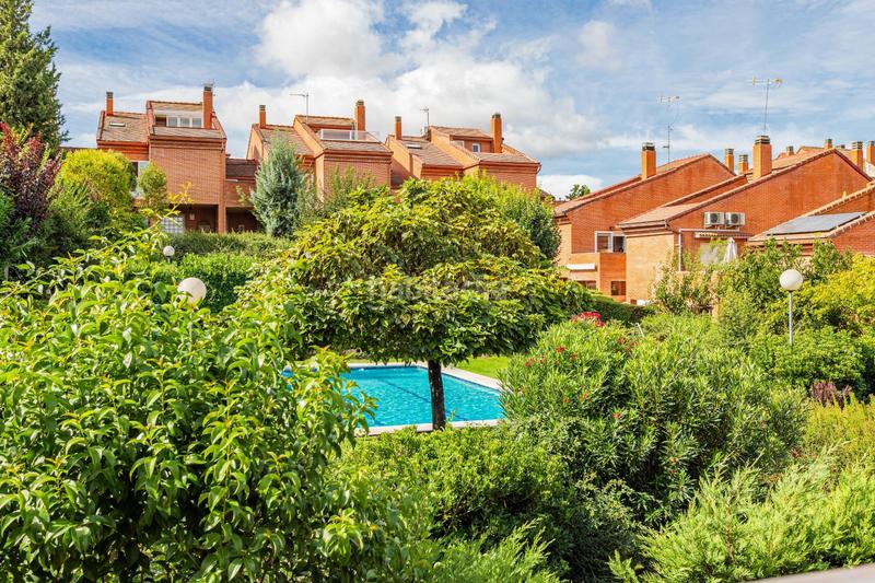 Foto 09252222-187f-4b50-9b21-47fc9689403a. Casa aparellada amb calefacció aparcament piscina a Tres Cantos