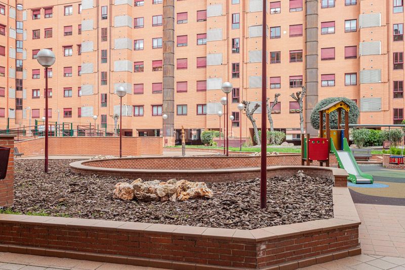 Foto bfabd07d-d551-404a-97a4-fd525a1bb1d1. Pis amb aparcament piscina a Media Legua Madrid