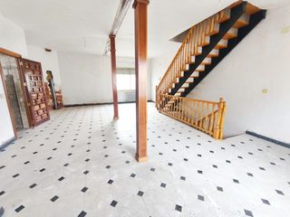 Casa en Navaluenga. Casa unifamiliar de varias plantas, en navaluenga para reformar.