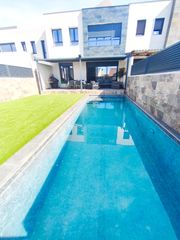 Xalet en La C�rcaba-El Encinar-Montemolinos. Precioso chalet de renta libre con piscina privada