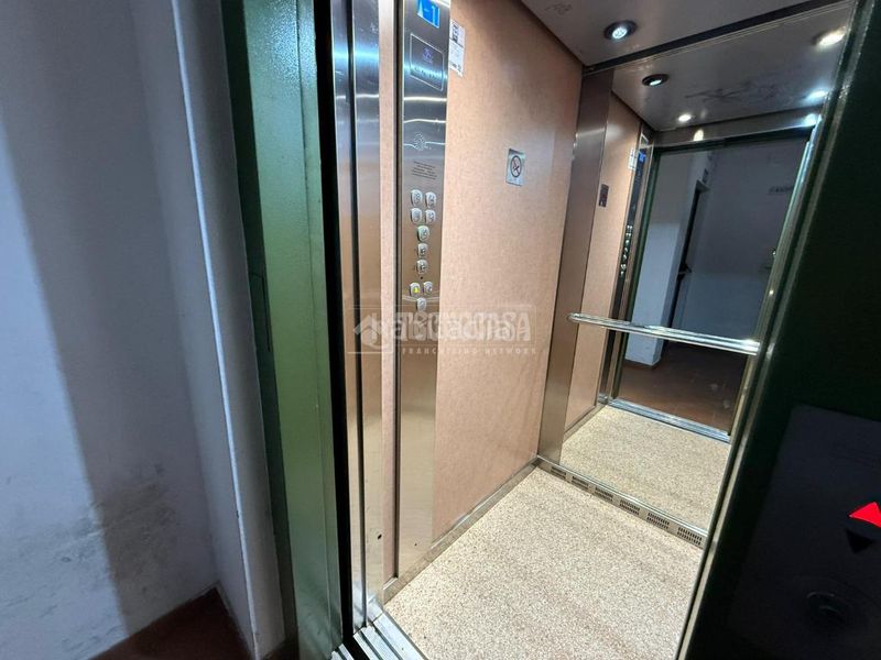 Foto f8e8712d-be2a-4379-b9de-52191a27e901. Aparcament cotxe a Casco Antiguo Alcorcón