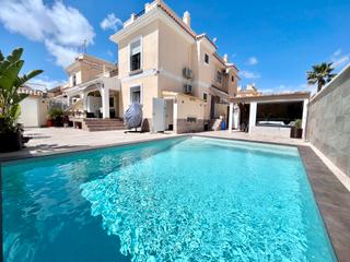 Maison jumelée à Avenida de cuenca 22. ***espectacular chalet pareado reformado con piscina privada en