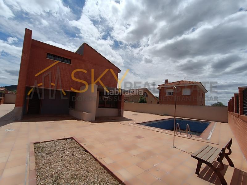 Foto 851c94ad-ffe5-45b3-be0c-f58ed7b77f83. Piso vivienda unifamiliar _con piscina en Torres de la Alameda