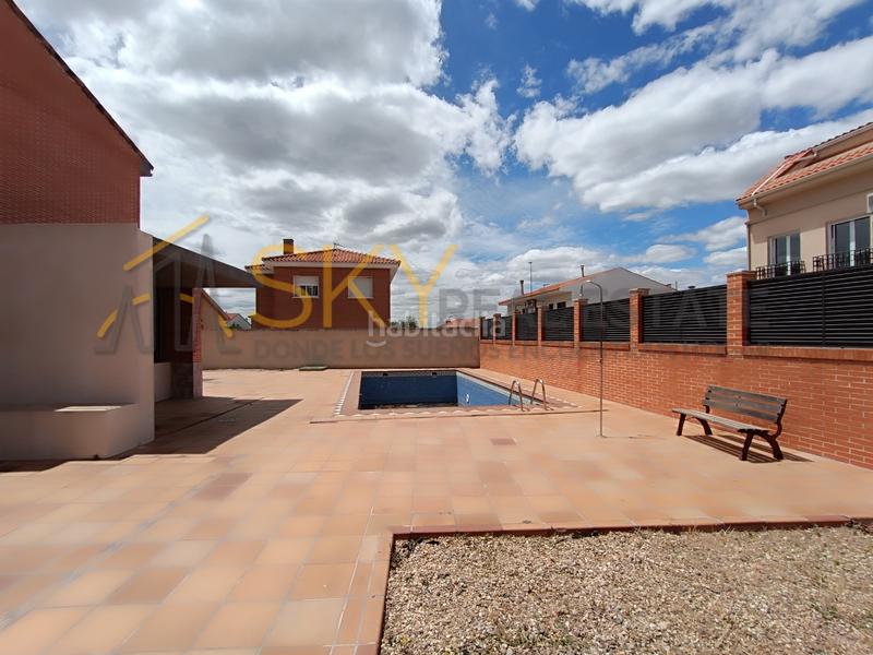 Foto f1ddf1aa-1ccd-4f26-b325-47d39e868f9b. Piso vivienda unifamiliar _con piscina en Torres de la Alameda