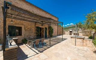 Casa a Cales de Mallorca. Finca con encanto + traspaso de negocio de alquiler vacacional e