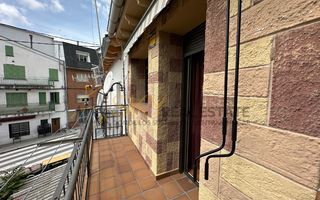 Gebäude  Calle de la lechuga 14. Edificio con vivienda reformada y local en sierra norte