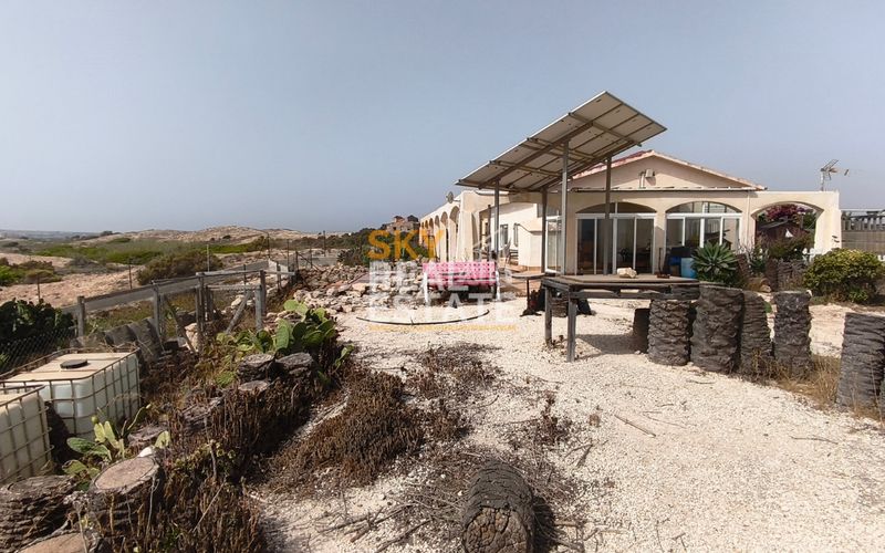 Foto a571700a-7c17-4b97-9d92-55020fe1552c. Casa aparellada amb aparcament a Agua Amarga - Urbanova Alicante