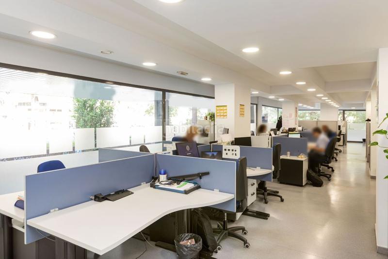 Foto 472b3e80-be33-4353-870f-bc07b61e7faf. Alquiler local comercial rambla brasil y c. melcior de palau en Barcelona