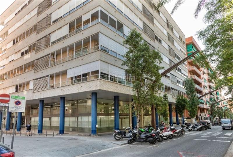 Foto f969f945-f38e-463f-8429-9f212811e9df. Alquiler local comercial rambla brasil y c. melcior de palau en Barcelona