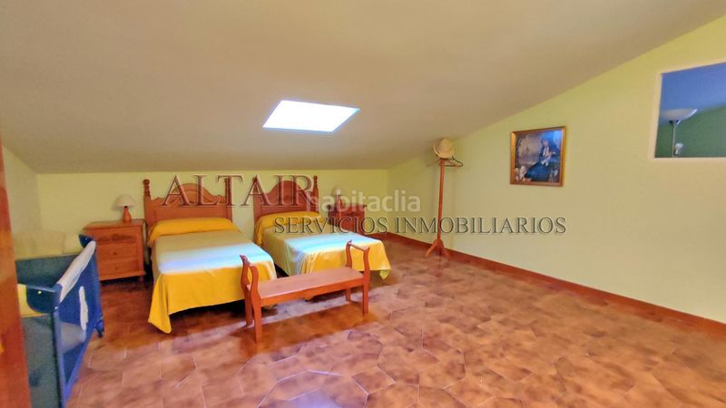Foto 360b8622-db08-42ae-8b8b-8054ea0a6c58. Àtic amb xemeneia calefacció a Navaluenga