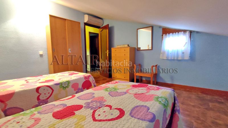 Foto aa0a812f-bd4c-4ce6-8c61-c734e8063848. Àtic amb xemeneia calefacció a Navaluenga
