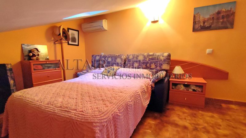 Foto adbad991-ad58-4cbb-bcca-67bb393a7440. Àtic amb xemeneia calefacció a Navaluenga
