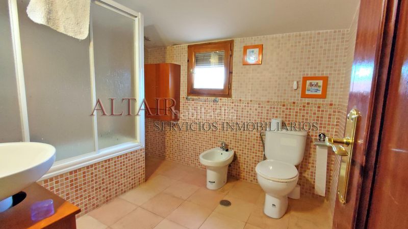Foto f3c9dbdd-9a48-4eae-bae6-608413ca03fc. Àtic amb xemeneia calefacció a Navaluenga