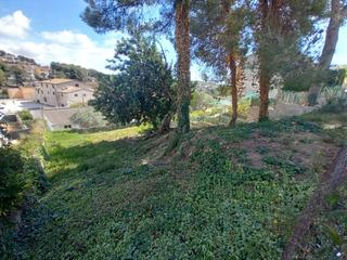 Terreno residencial en Hortensia 13. Solar sin edificar en pendiente ascendente en urbanización mas t