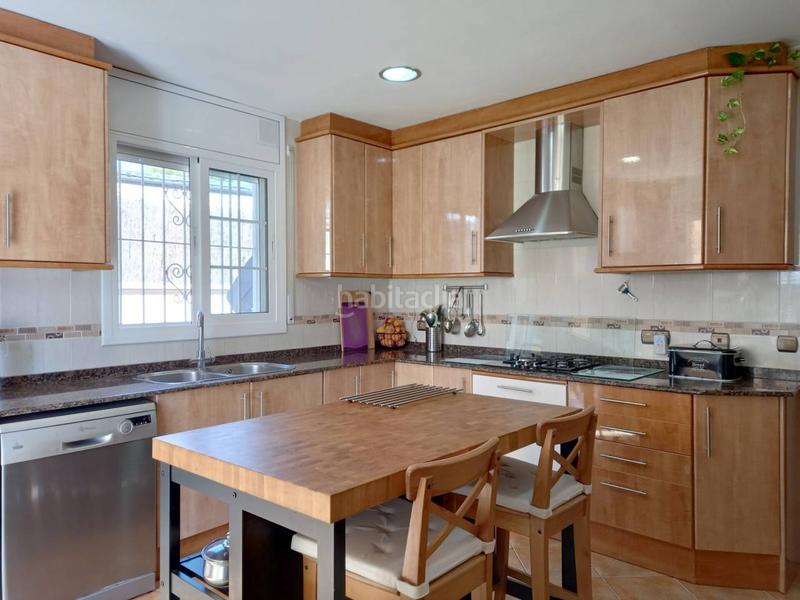 Foto 245bede1-a15c-44a5-bd11-4df75185b4b7. Casa con riscaldamento parcheggio piscina in Cunit residencial Cunit