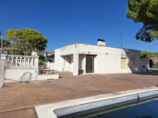Casa a Mas Trader-Corral d´En Tort-Corral d´En Cona. Casa independiente esquinera a reformar en urbanización mas trad