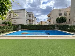 Pis  Girona. Acogedor piso con terraza, solárium y piscina comunitaria en la