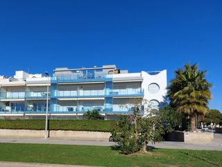 Piso  Calle jaume i. �tico con sol�rium privado en 1� l�nea de playa la mota de sant