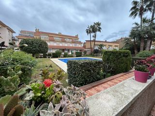 House  Avenida pompeu fabra. Preciosa casa con piscina comunitaria en la playa de la mota de