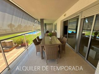 Miete Etagenwohnung in Calle figueral 13. Planta baja en alquiler de temporada en 1ª línea frontal a mar e