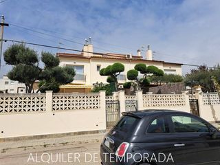 Lloguer Casa a Calle llagut 1. Casa adosada esquinera en 2ª línea de mar con vistas en zona pra