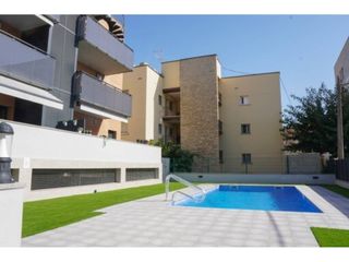 Rent Flat in Calle de les pinyes 4. Ático con solárium privado en alquiler de 1ª vivienda en maritim