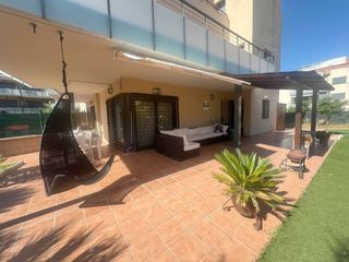 Pis  Calle almogavers. Planta baja esquinera con un gran jardín privado y piscina comun