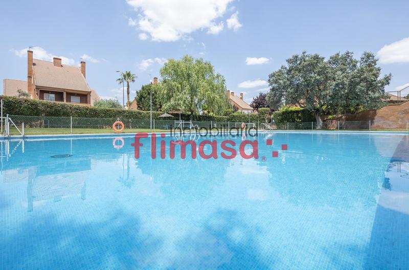 Foto 341593ec-2b05-4c2a-b3c9-fe810fad64b1. Casa aparellada amb piscina a El Bosque Villaviciosa de Odón