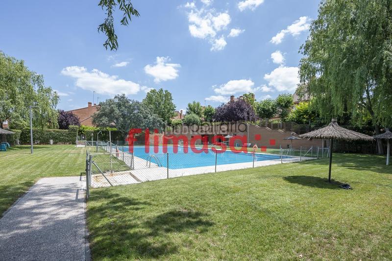 Foto 88f348d1-975c-499a-80f9-9437745e166b. Casa aparellada amb piscina a El Bosque Villaviciosa de Odón