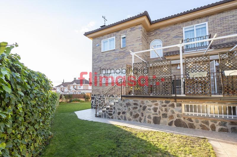 Foto ce7f8871-a70a-437b-8f45-41a87ce25ef0. Casa aparellada amb calefacció a Centro Villaviciosa de Odón