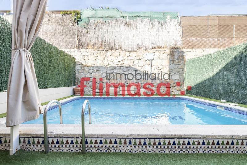 Foto e468bf91-5a35-40f2-ba03-274a224ef290. Casa a schiera con piscina in Centro Villaviciosa de Odón