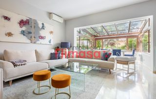 Casa adossada  Calle júcar 15. Chalet adosado en urbanización con gran jardín y piscina