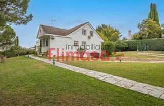 Chalet in El Bosque. Gran chalet independiente con parcela de 2.291 m²