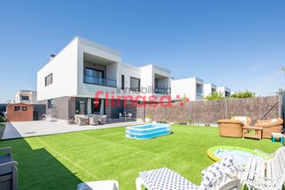 Casa bifamiliare  Calle estocolmo. ¡en flimasa no cobramos al comprador!