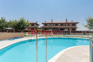 Casa aparellada  Calle de alemania. Exclusivo chalet pareado en urbanización con piscina y vigilanci
