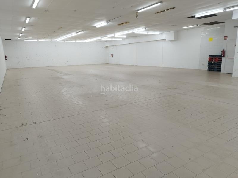 Foto c32605b5-5b1f-40de-b225-0d165cdeed41. Alquiler local comercial gran local junto al centro!!! en Benicarló