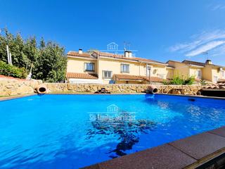 Casa a Numancia de la Sagra. Chalet adosado con piscina