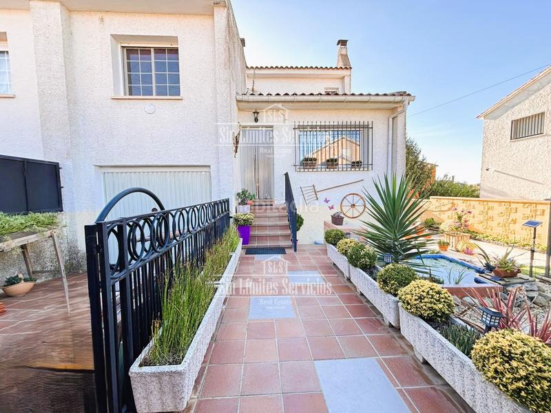 Foto b6b1c003-7a0b-43d4-80fb-4ef44b06dce0. Casa chalet pareado con cuatro habitaciones en Serranillos del Valle