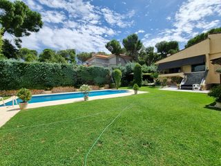 Haus in Valdepastores-Las Encinas. Chalet independiente en urbanización pino centinela, boadilla de