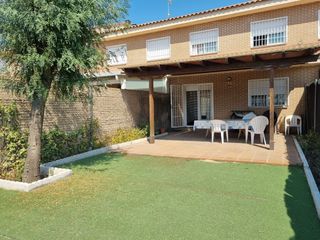 Casa a Torrejón de la Calzada. Chalet adosado en exclusiva en el casco urbano de torrejón de la