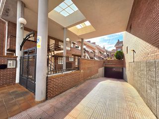 Dúplex en Sevilla la Nueva. Dúplex con piscina comunitaria, pádel y garaje en sevilla la nue
